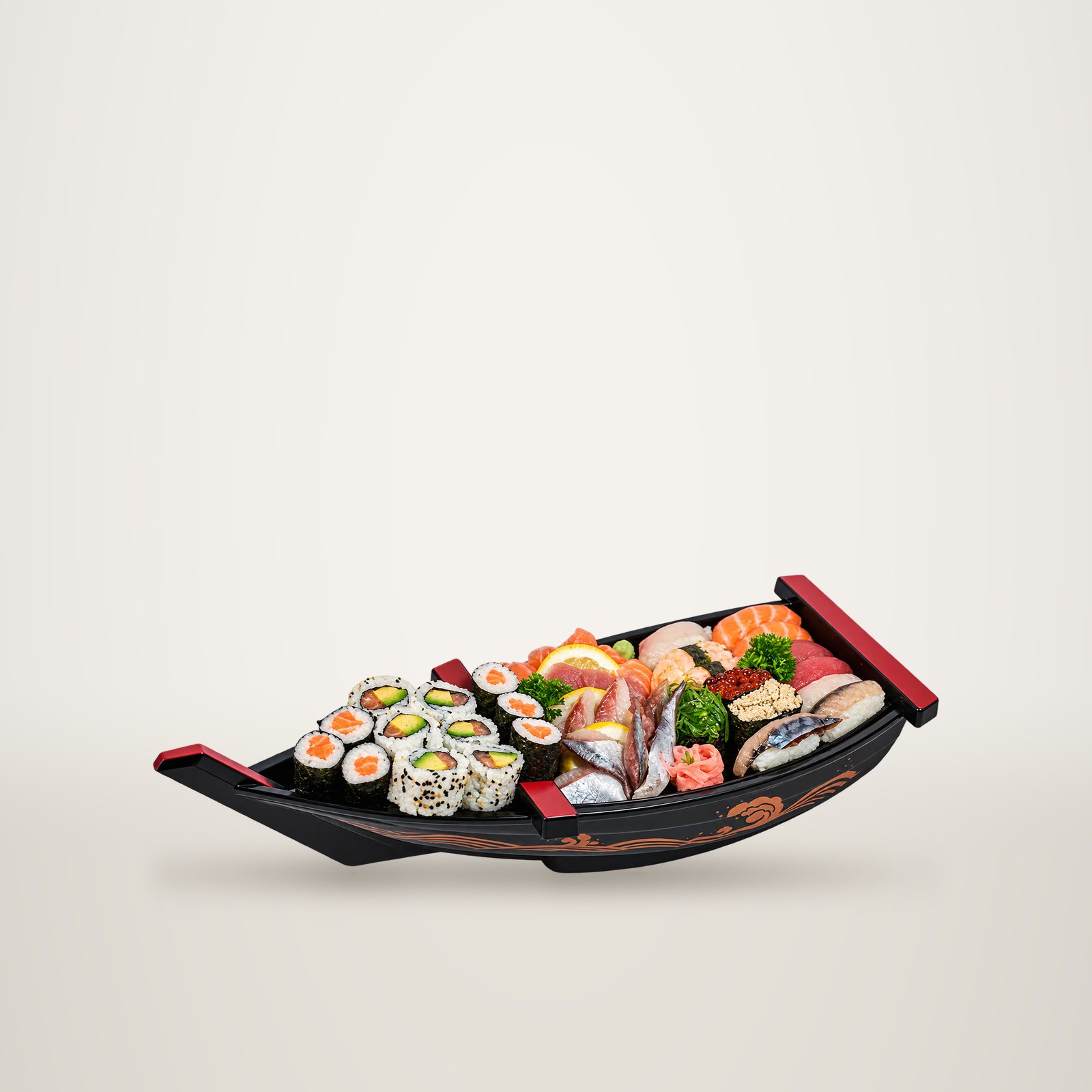 Un bateau en bois laqué noir et rouge présentant un assortiment de makis, sushis, sashimis de saumon, citron, algues et gingembre rose.
