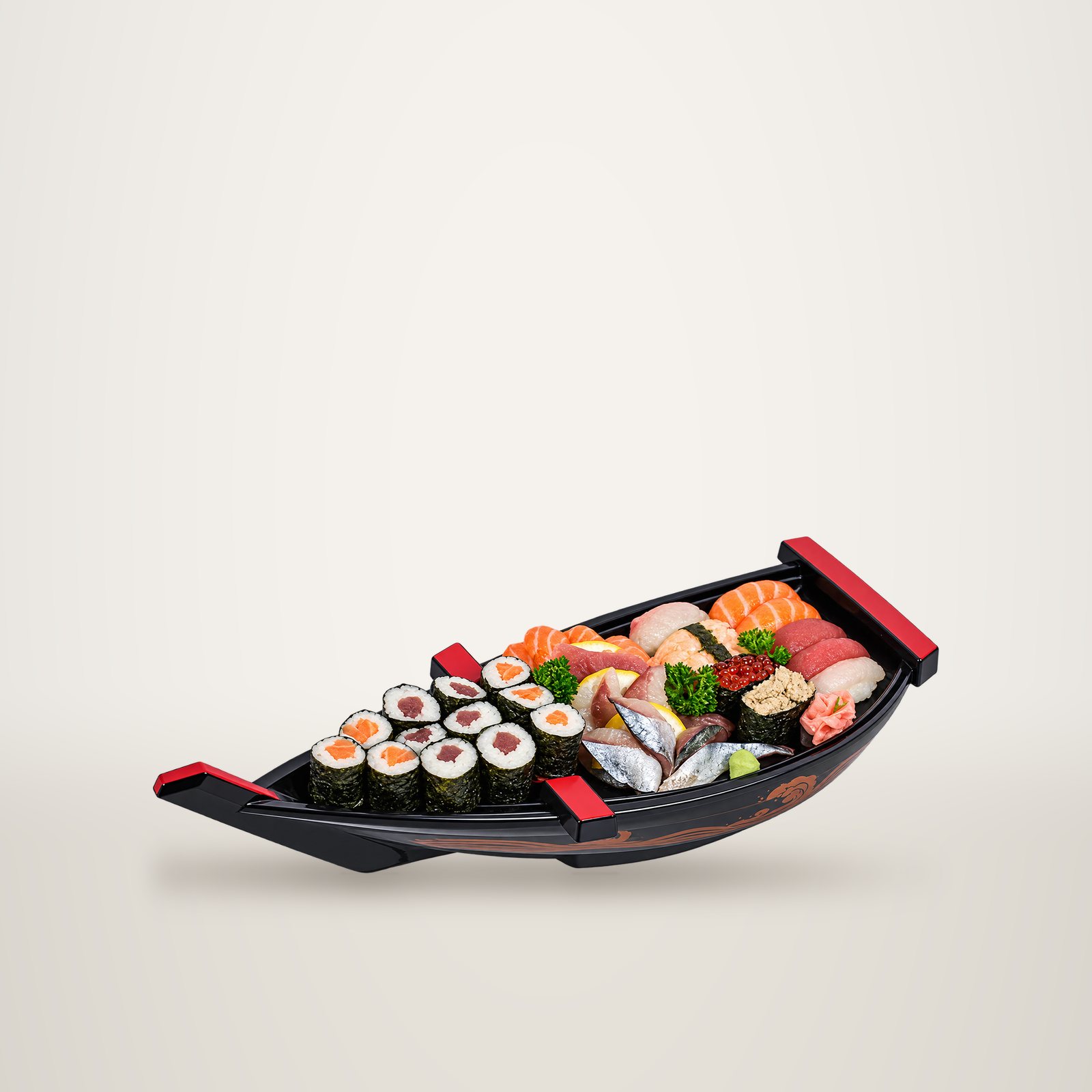 Un plateau en forme de bateau laqué noir et rouge garni de makis, de sashimis, de nigiris et de gingembre mariné, photographié sur fond blanc.
