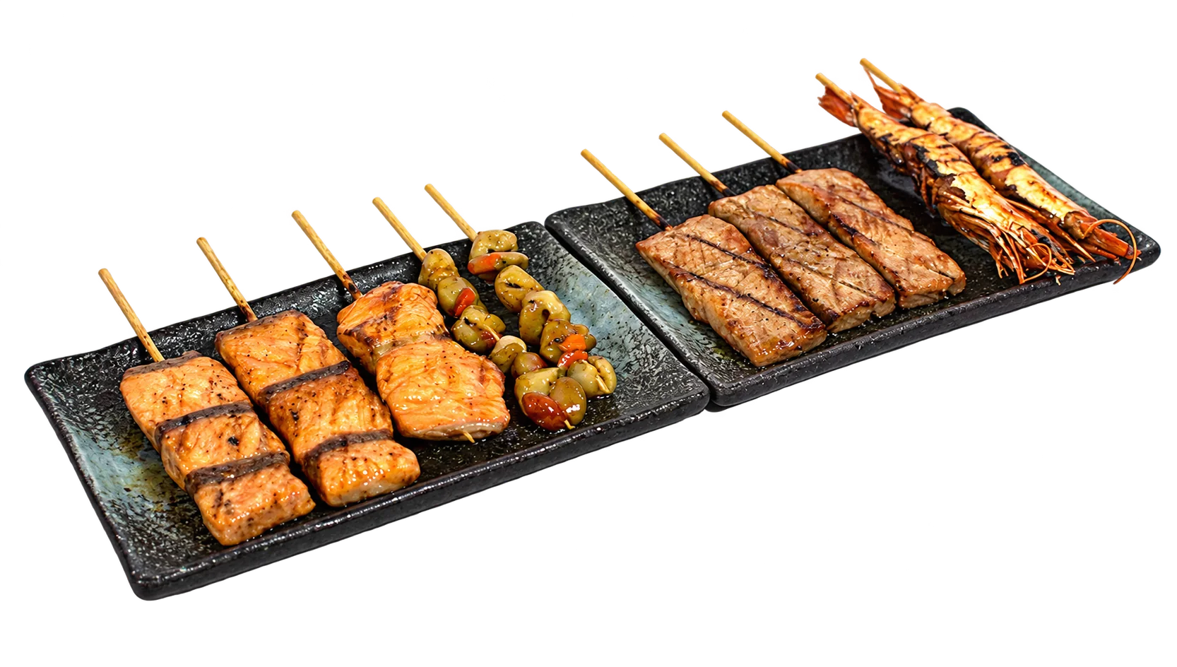 Deux assiettes noires en céramique présentent des brochettes grillées de saumon, de légumes, de thon et de grosses crevettes sur fond blanc.