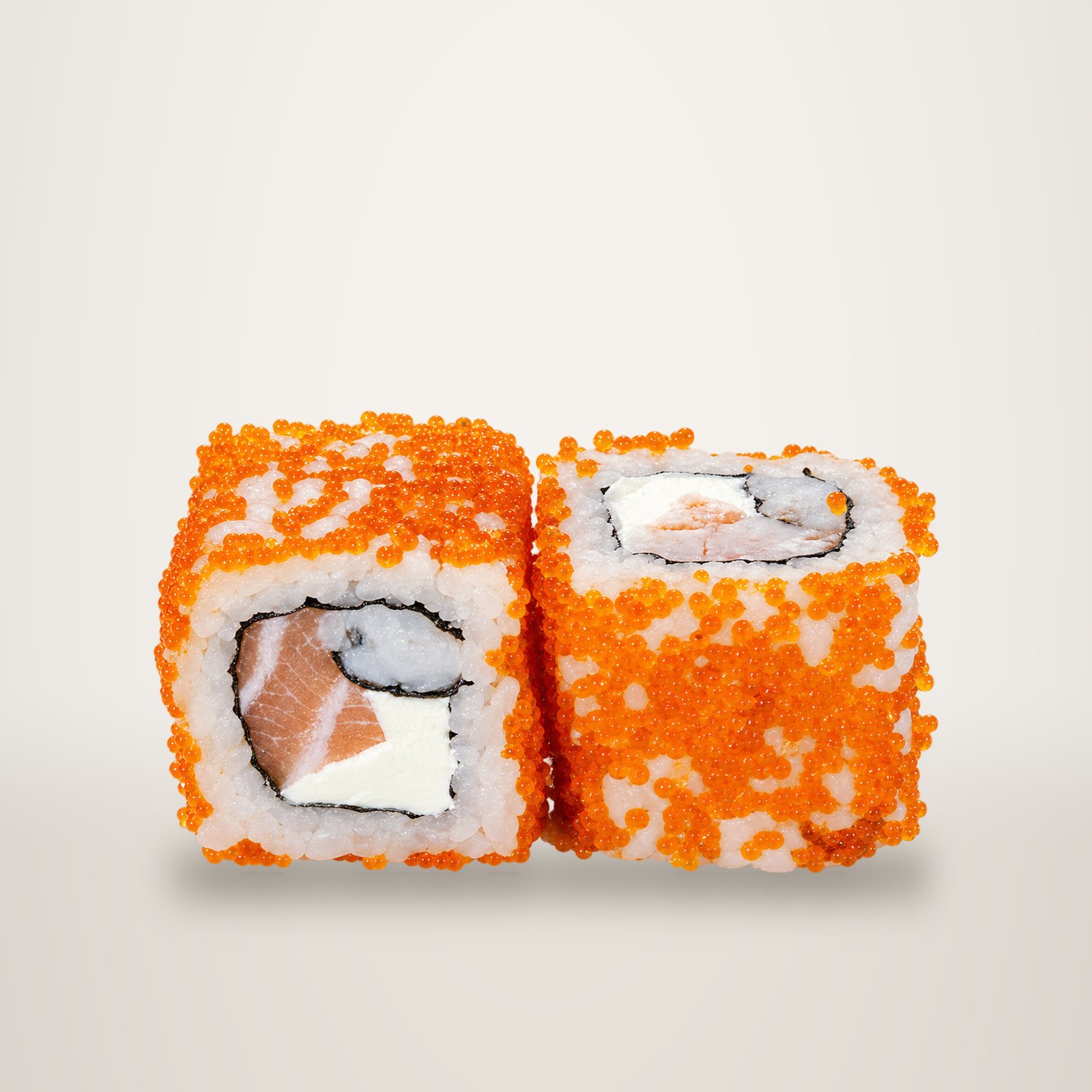 Deux rouleaux de sushi californiens recouverts d'œufs de poisson orange, garnis de saumon et de fromage frais, sur fond blanc.