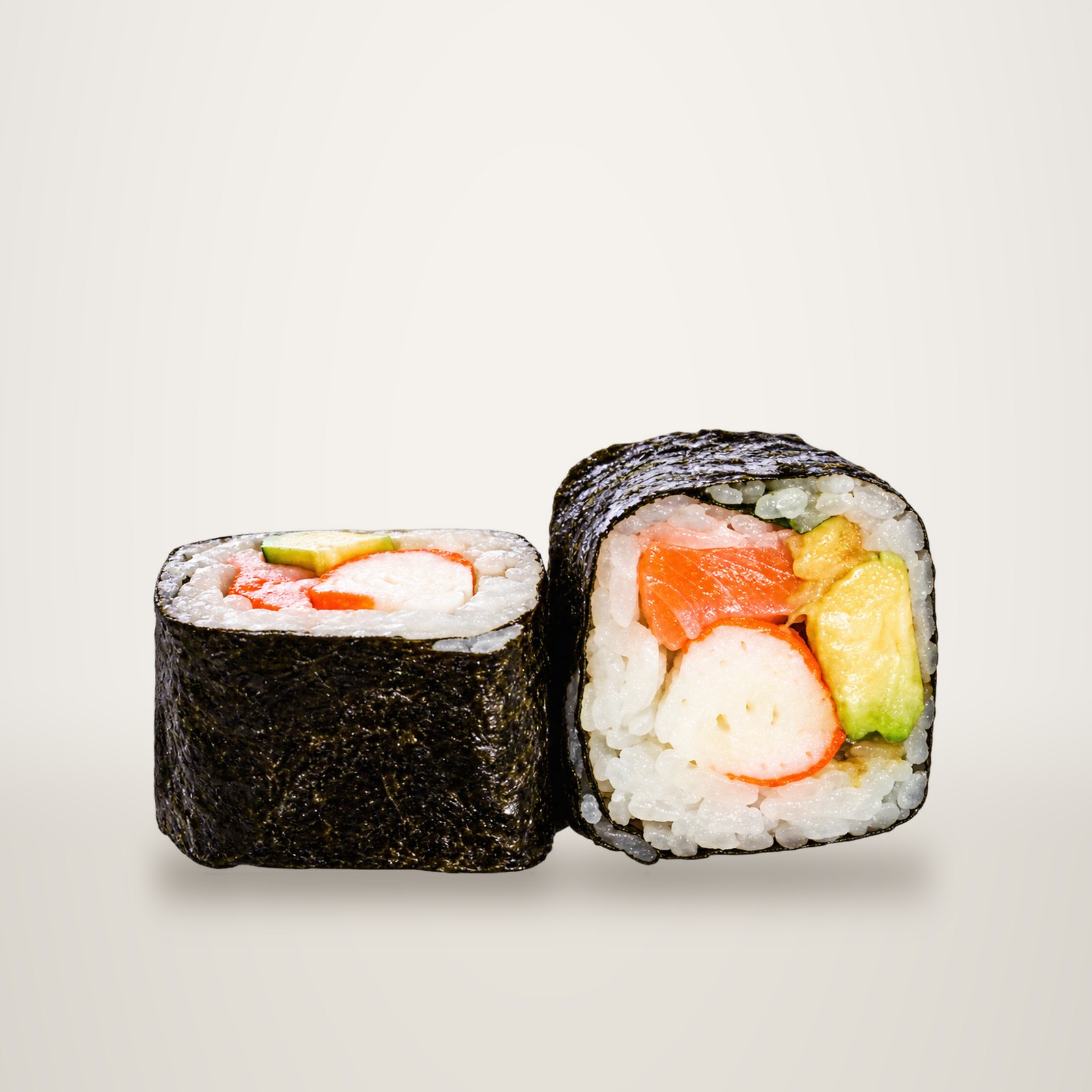 Deux rouleaux de maki entourés d'algue nori, garnis de saumon, de surimi et d'avocat, posés sur fond blanc.