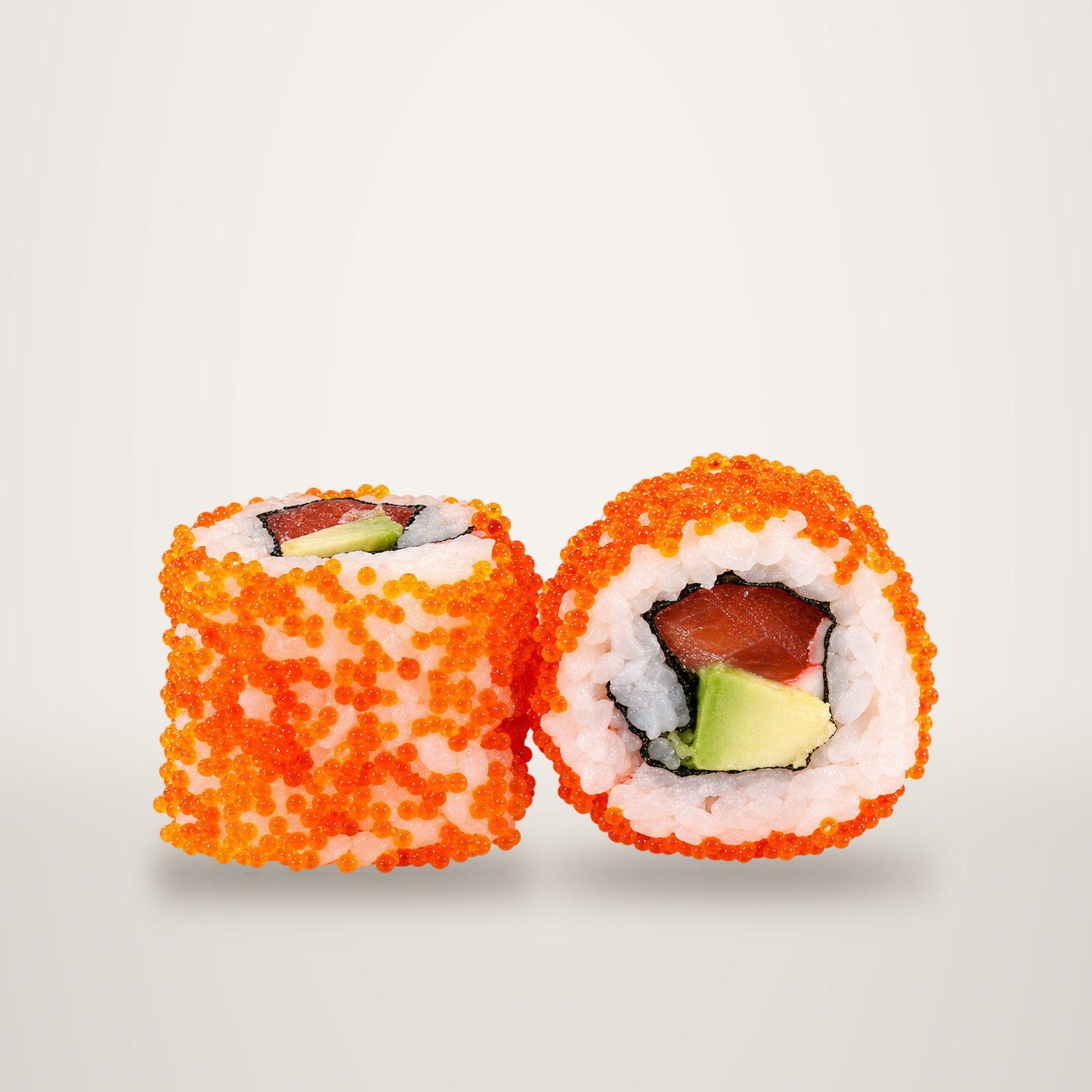 Deux rouleaux de maki californien recouverts d'œufs de tobiko orange, garnis de saumon et d'avocat, posés sur un fond blanc.