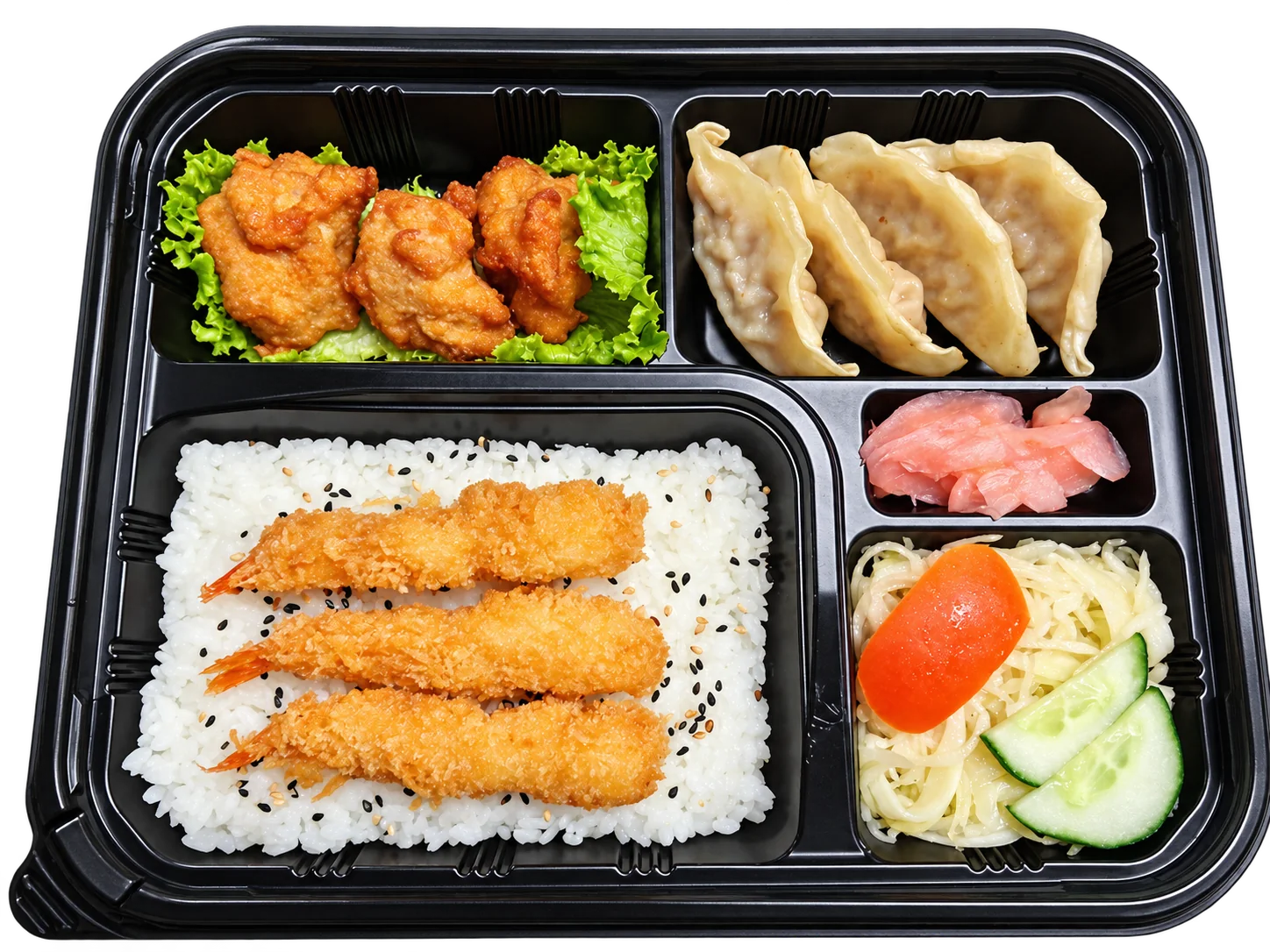 Vue de dessus d'un plateau bento noir contenant des crevettes panées sur du riz, du poulet frit, des gyozas, du gingembre mariné et une salade.