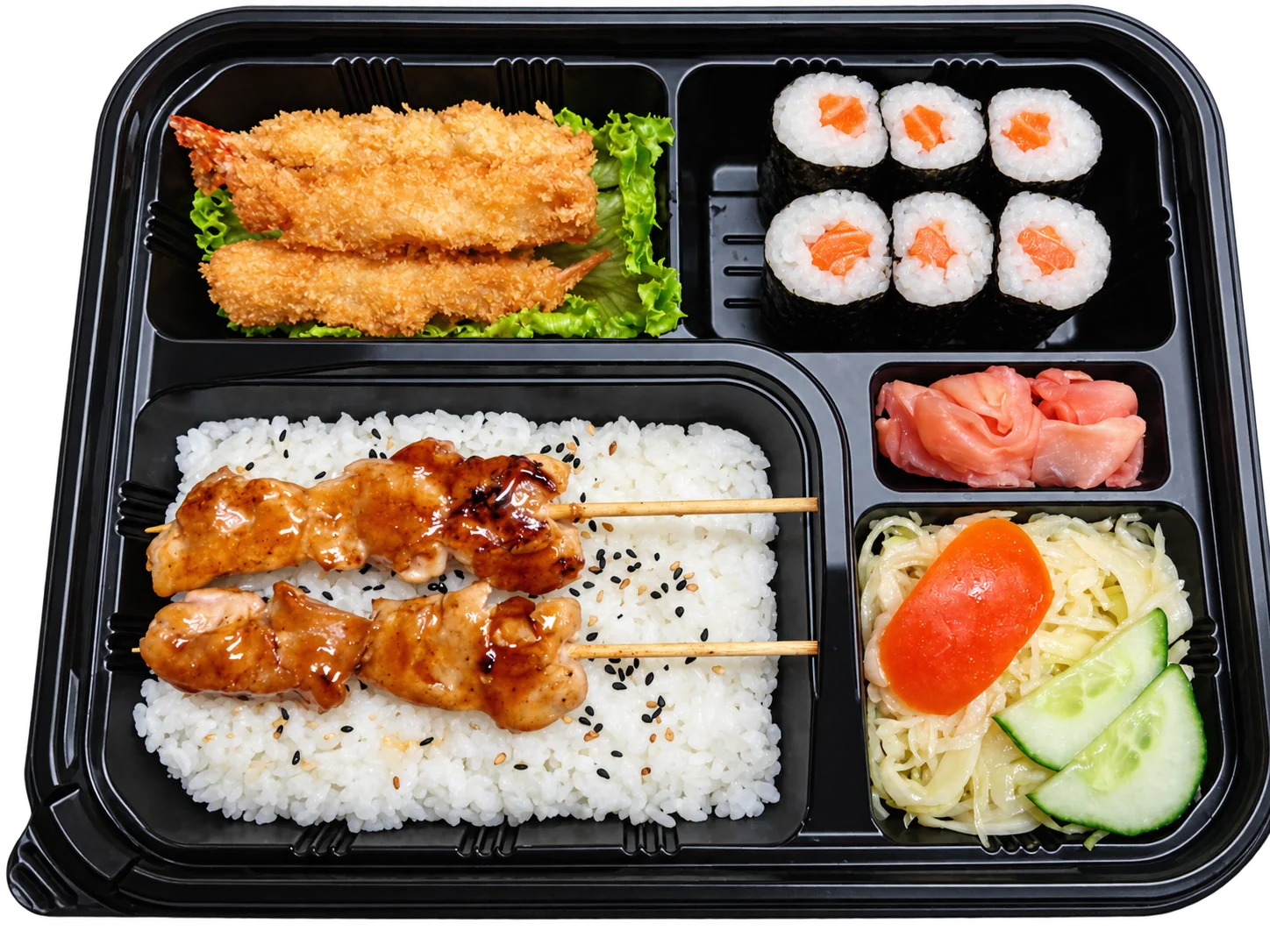 Vue de dessus d'un plateau repas noir compartimenté contenant des makis au saumon, deux brochettes de poulet sur du riz, des crevettes panées, du gingembre et une salade de chou.