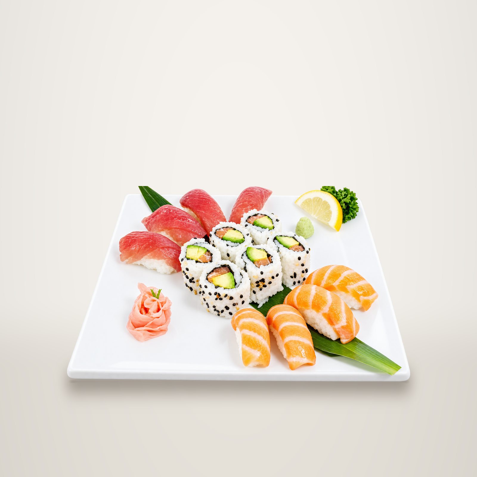 Plateau blanc garni de nigiris au thon et au saumon, de makis california à l'avocat et au sésame, de gingembre mariné et d'un quartier de citron.