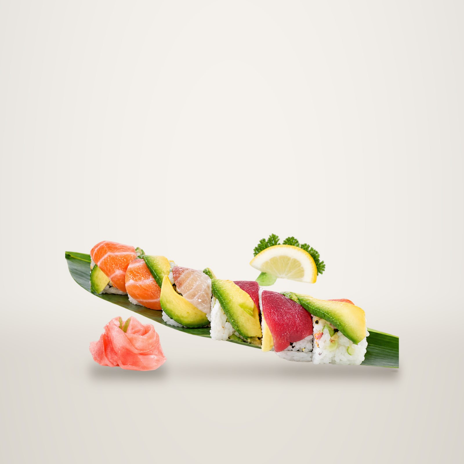 Un rouleau de sushi garni de tranches de saumon, de thon, de poisson blanc et d'avocat, accompagné de gingembre mariné et d'un quartier de citron sur fond blanc.