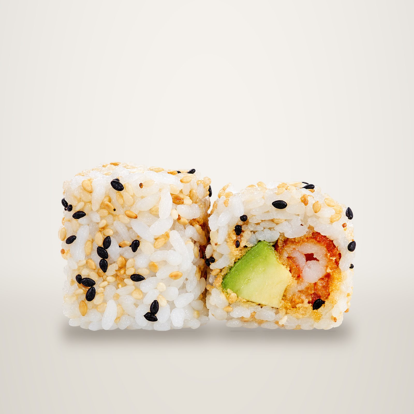 Deux morceaux de maki california enrobés de riz et de graines de sésame, garnis d'avocat et de crevette tempura, sur fond blanc.
