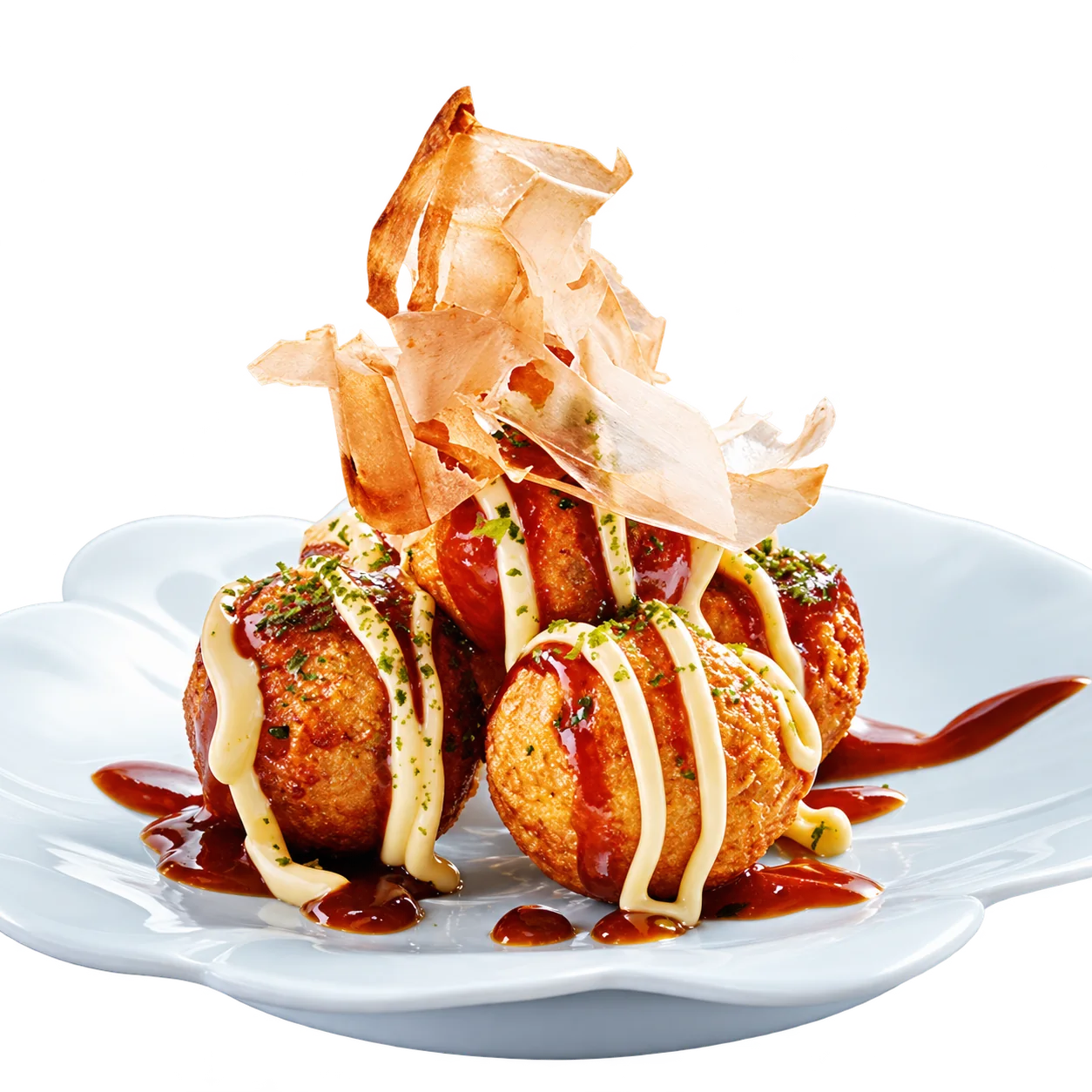 Quatre takoyakis dorés nappés de sauce brune et de mayonnaise, surmontés de copeaux de bonite, servis sur une assiette blanche ondulée.